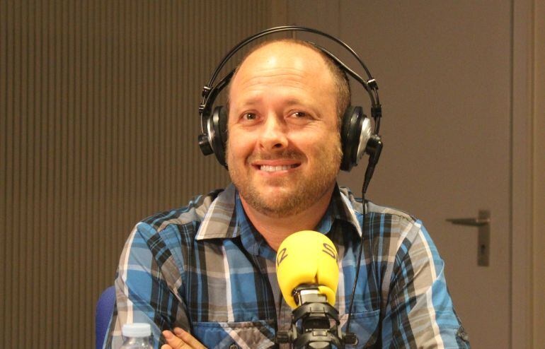 Jay Asher en los estudios de Cadena Ser.