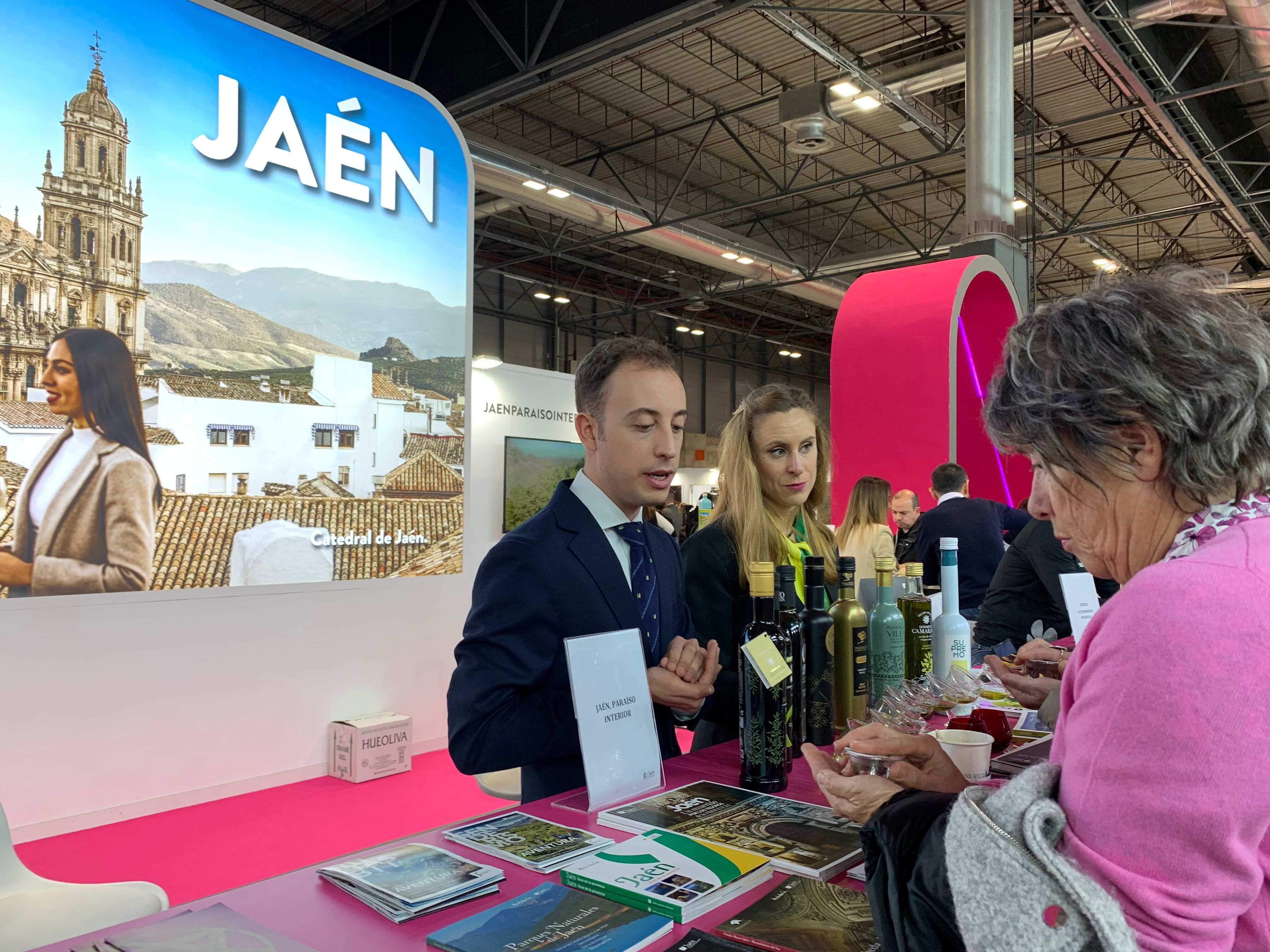 Una persona participa en una cata de uno de los aceites Jaén Selección 2023 en FITUR.