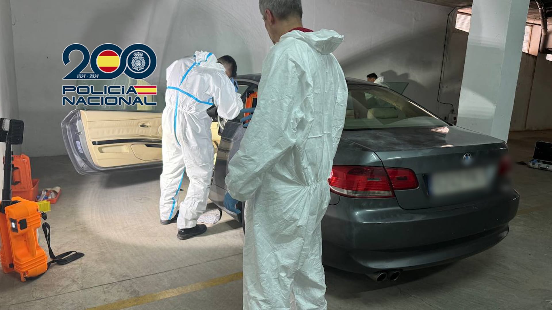 En la tarde de ayer, agentes de la Brigada Provincial de Policía Científica de Valencia realizaron la oportuna inspección ocular técnico policial tanto del exterior como del interior del vehículo, obteniendo indicios lofoscópicos y biológicos