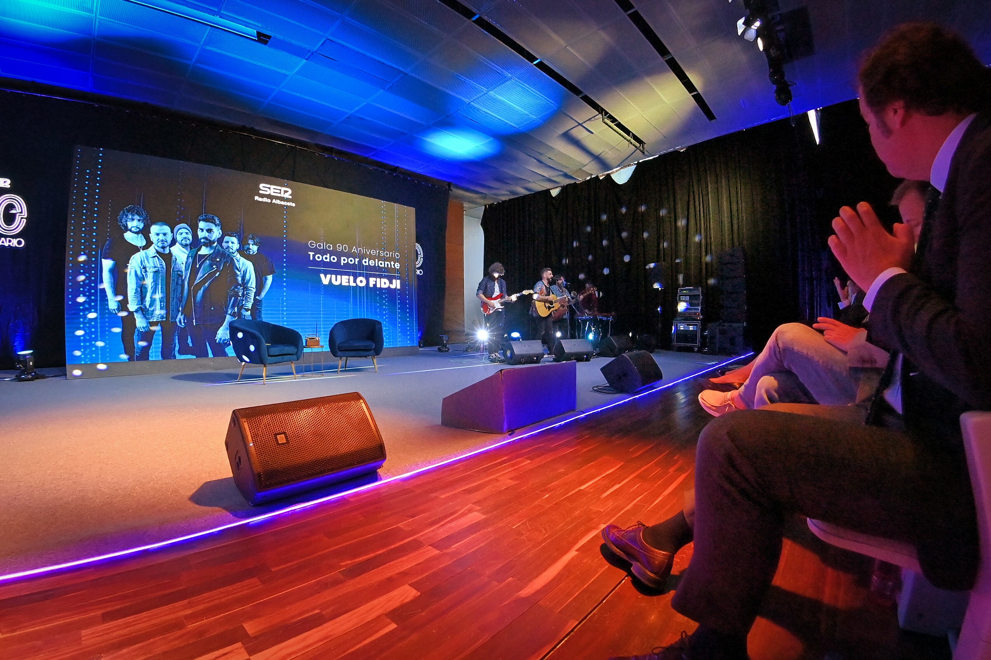 Actuación de Vuelo Fidji durante la gala por el 90 aniversario de Radio Albacete.