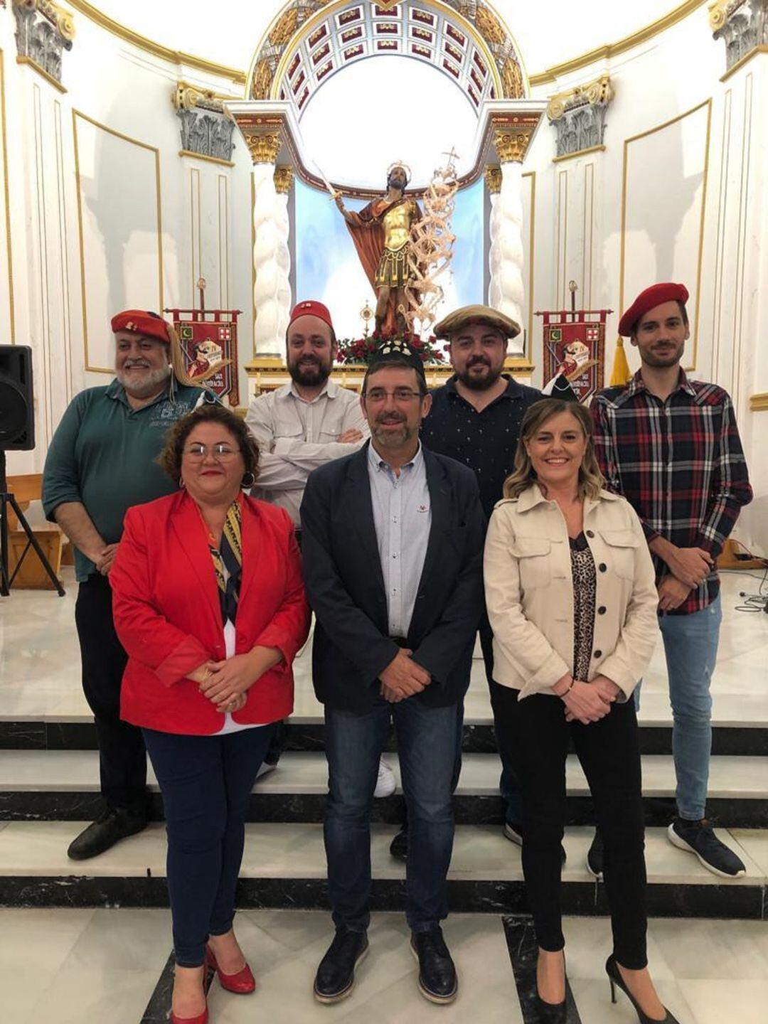 Enrique Rubio junto a su directiva de la Unión de Festejos de Peter