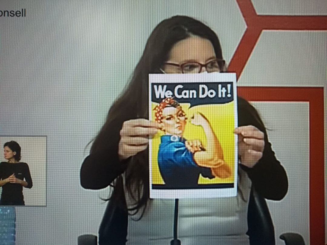 La consellera de Igualdad y Políticas Inclusivas, Mónica Oltra, en la rueda de prensa tras el pleno del Consell, muestra el cartel inspirador de la campaña del 8-M del Consell.