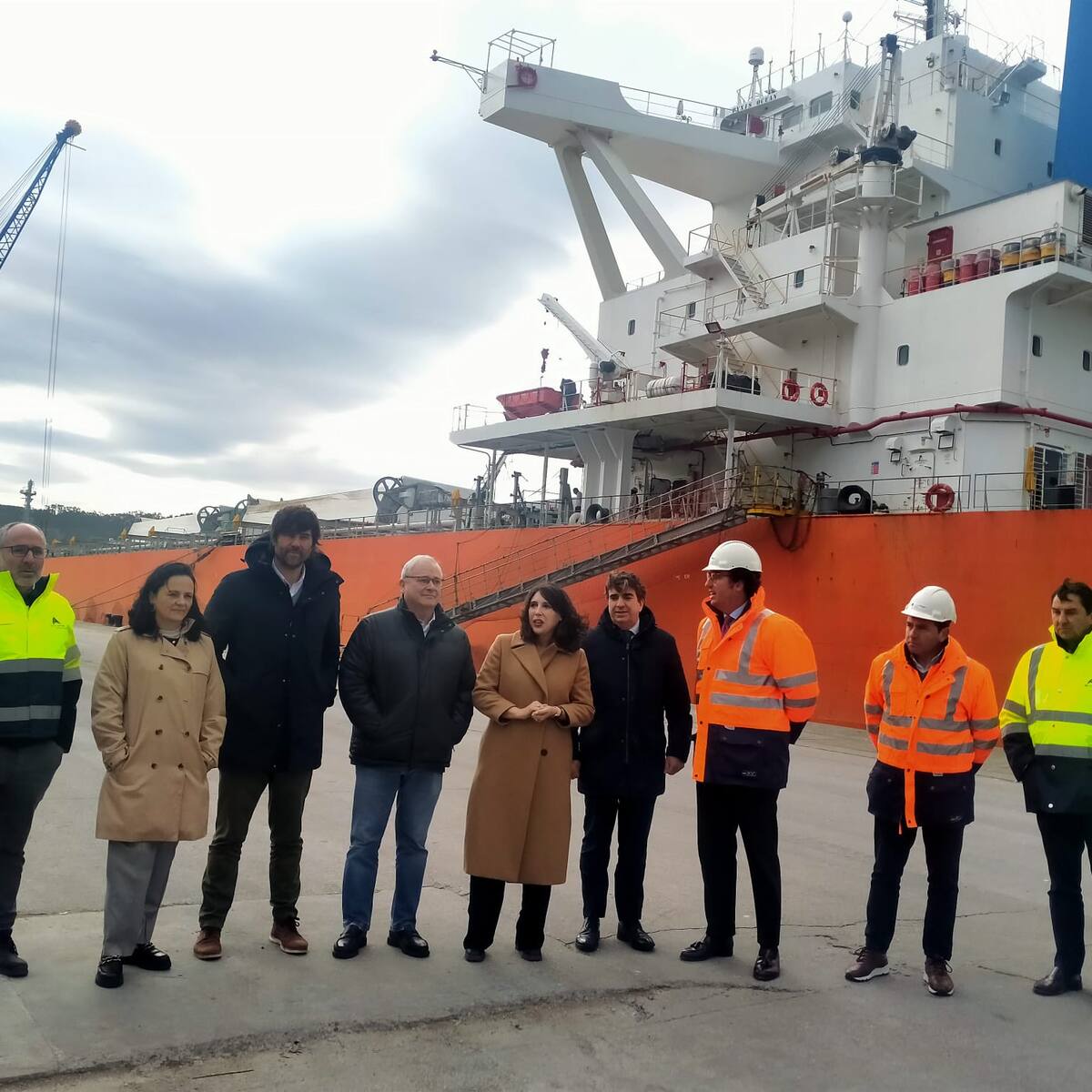 Llega al puerto exterior de Punta Langosteira el primer buque propulsado por energía eólica