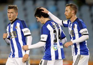 GRA533. SAN SEBASTIÁN, 17/12/2014.- Los jugadores de la Real Sociedad, (i-d), el islandés Alfred Finnbogason, Aritz Elustondo y David Zurutuza, celebran el segundo gol del equipo donostiarra, durante el partido de vuelta de dieciseisavos de final de la Copa del Rey, que han disputado esta noche frente al Oviedo en el estadio de Anoeta, en San Sebastián. EFE/Juan Herrero.