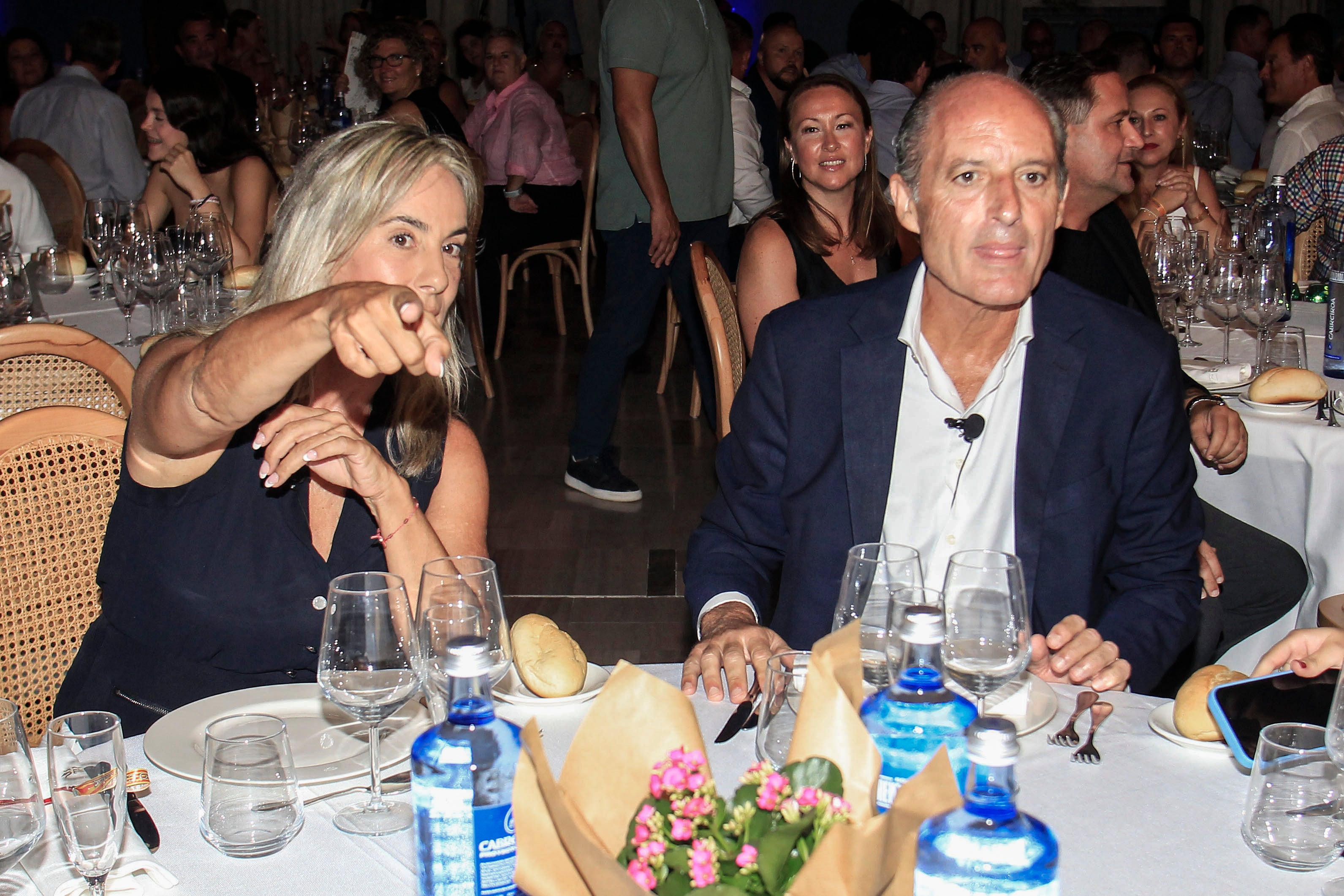 ALICANTE (COMUNIDAD VALENCIANA). 05/09/2025.- La exalcaldesa de Alicante, Sonia Castedo y el expresidente de la Comunidad Valenciana, Francisco Camps, durante el acto que han celebrado con simpatizantes del PPCV hoy viernes en Alicante. EFE/Morell.