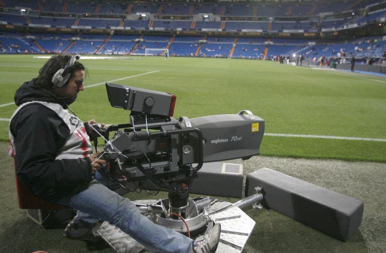 Cámara de televisión en el Bernabéu