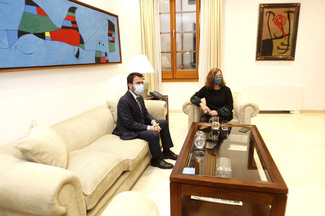 La presidenta del Govern, Francina Armengol, recibe al presidente de la Generalitat de Cataluña, Pere Aragonès, en el Consolat de Mar, 