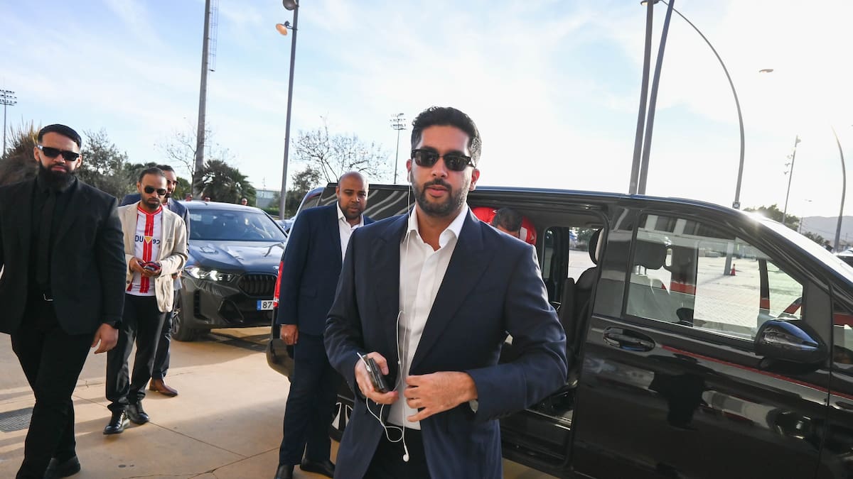 El presidente del Almería se pone las botas y gana el partido del ascensor