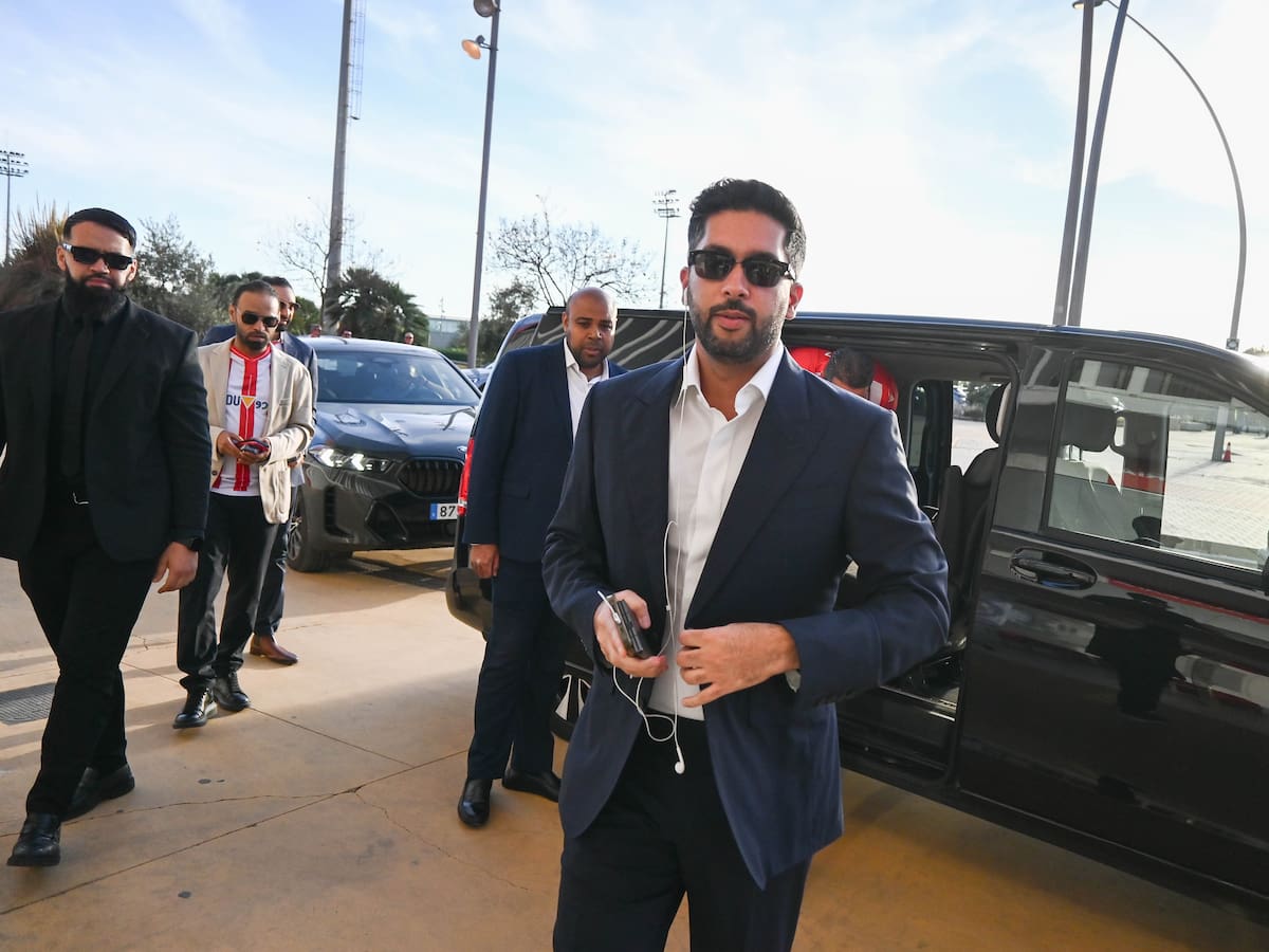 El presidente del Almería se pone las botas y gana el partido del ascensor