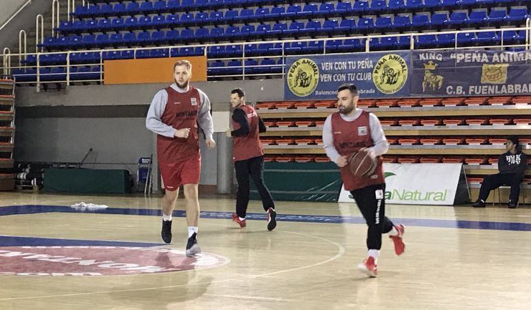 Karnowski (d) junto a Popovic y O`Leary en uno de sus primeros entrenamientos en el &#039;Fernando Martín&#039;