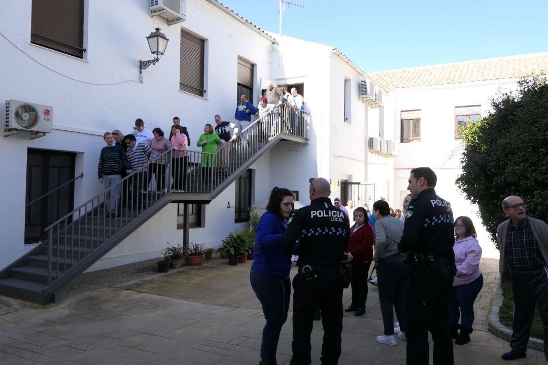 Momento en el que se realiza la salida ordenada por la escalera exterior del edifio y que termina en el patio central de las instalaciones.