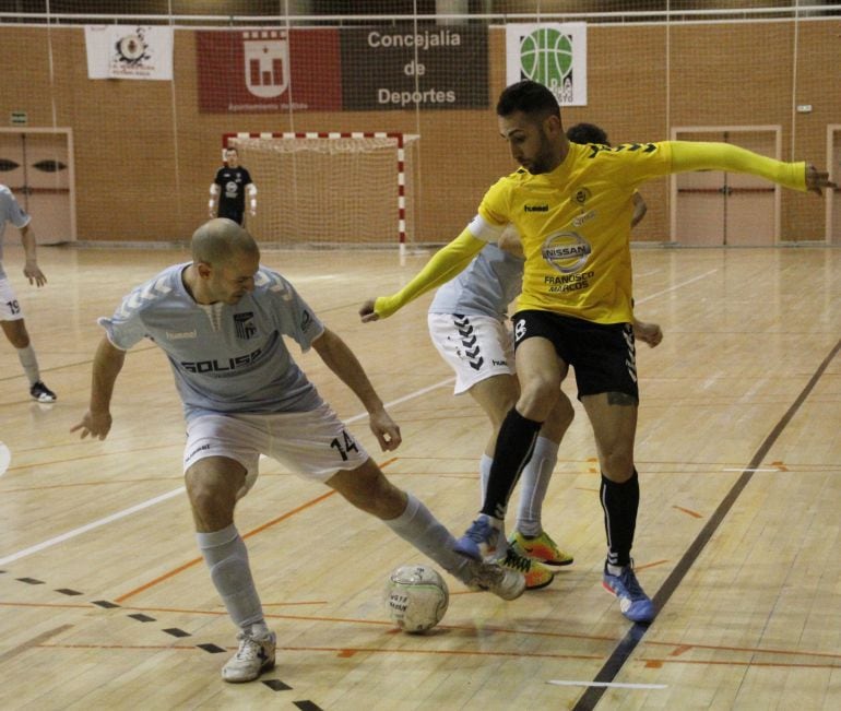 Reda Carrillo intenta controlar el balón ante la presión de dos contrarios