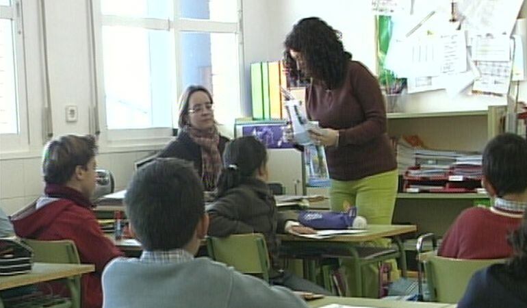 La Escuela de Famila es un espacio de información, formación y reflexión entre padres, madres e hijos para tratar dudas y situaciones relacionadas con la educación y la convivencia familiar