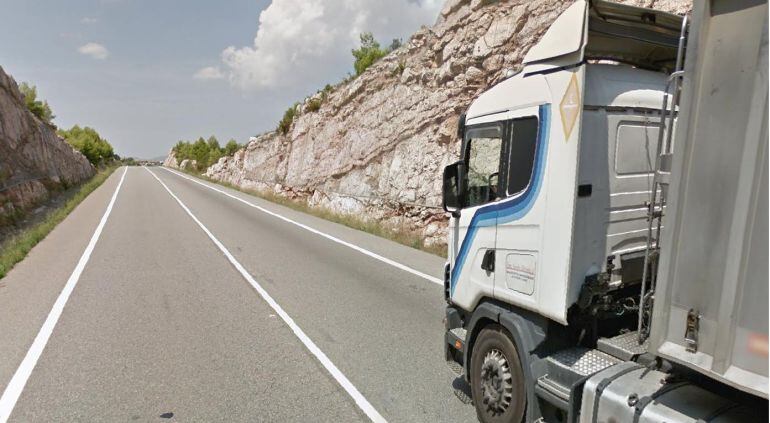 Un camió circulant per la C-14 a Montblanc