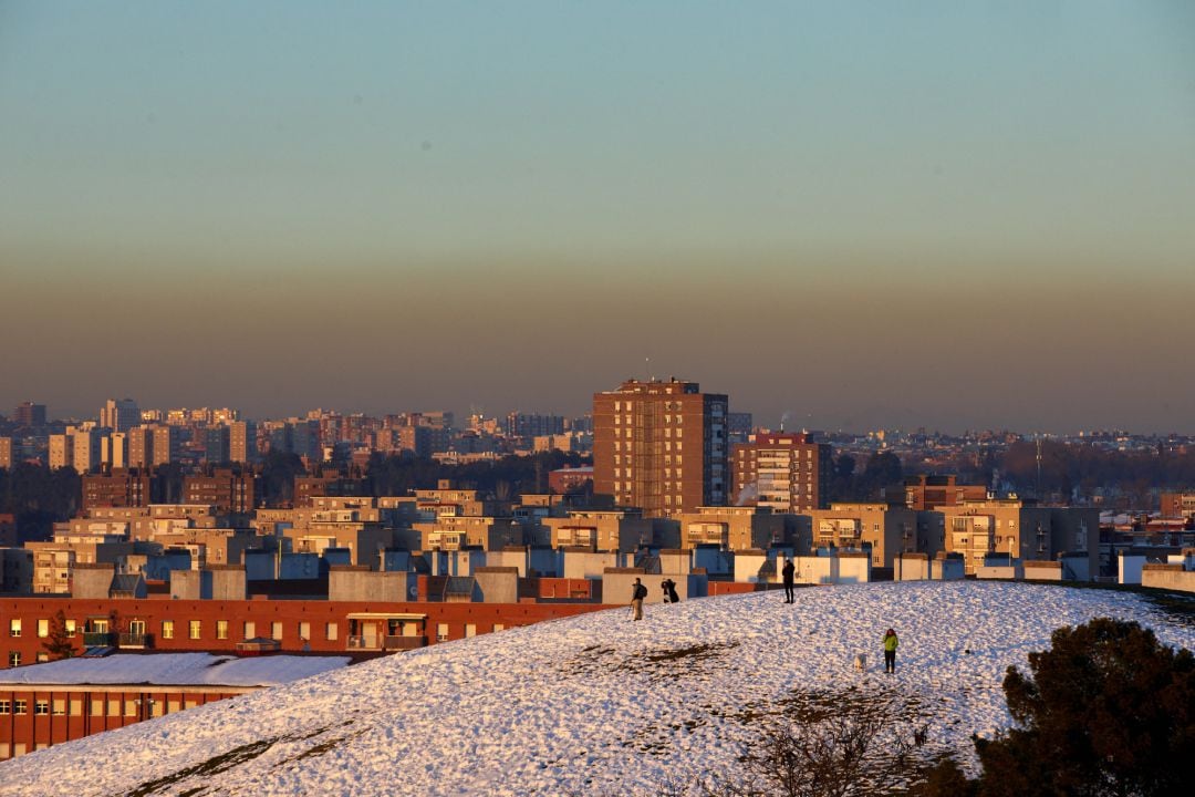 Capa de contaminación sobre la ciudad desde el Cerro del Tío Pío en Madrid