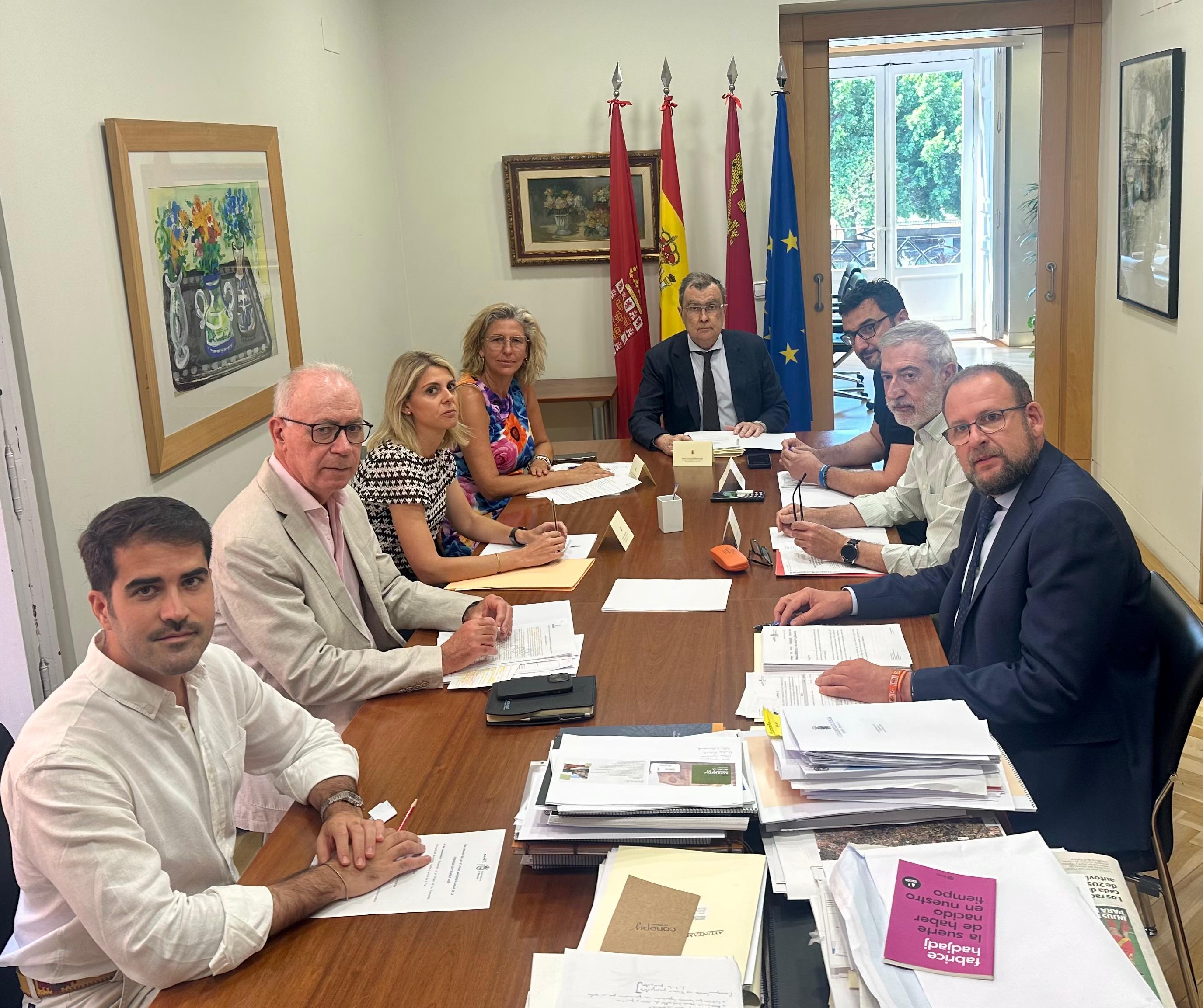 El alcalde de Murcia ha presidido la reunión de Junta de Portavoces en la que se han abordado diversos asuntos de interés municipal, entre los que ha destacado el calendario de las principales actividades que conformarán la Feria de Murcia 2025