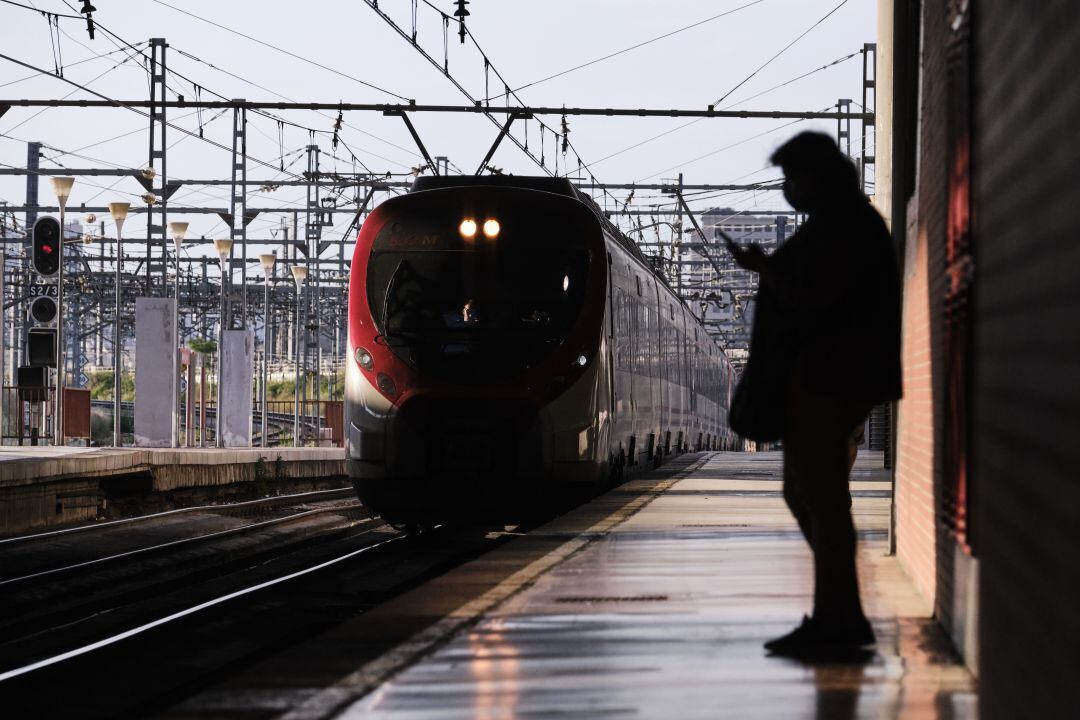 Un viajero espera a un tren en la estacion de Atocha