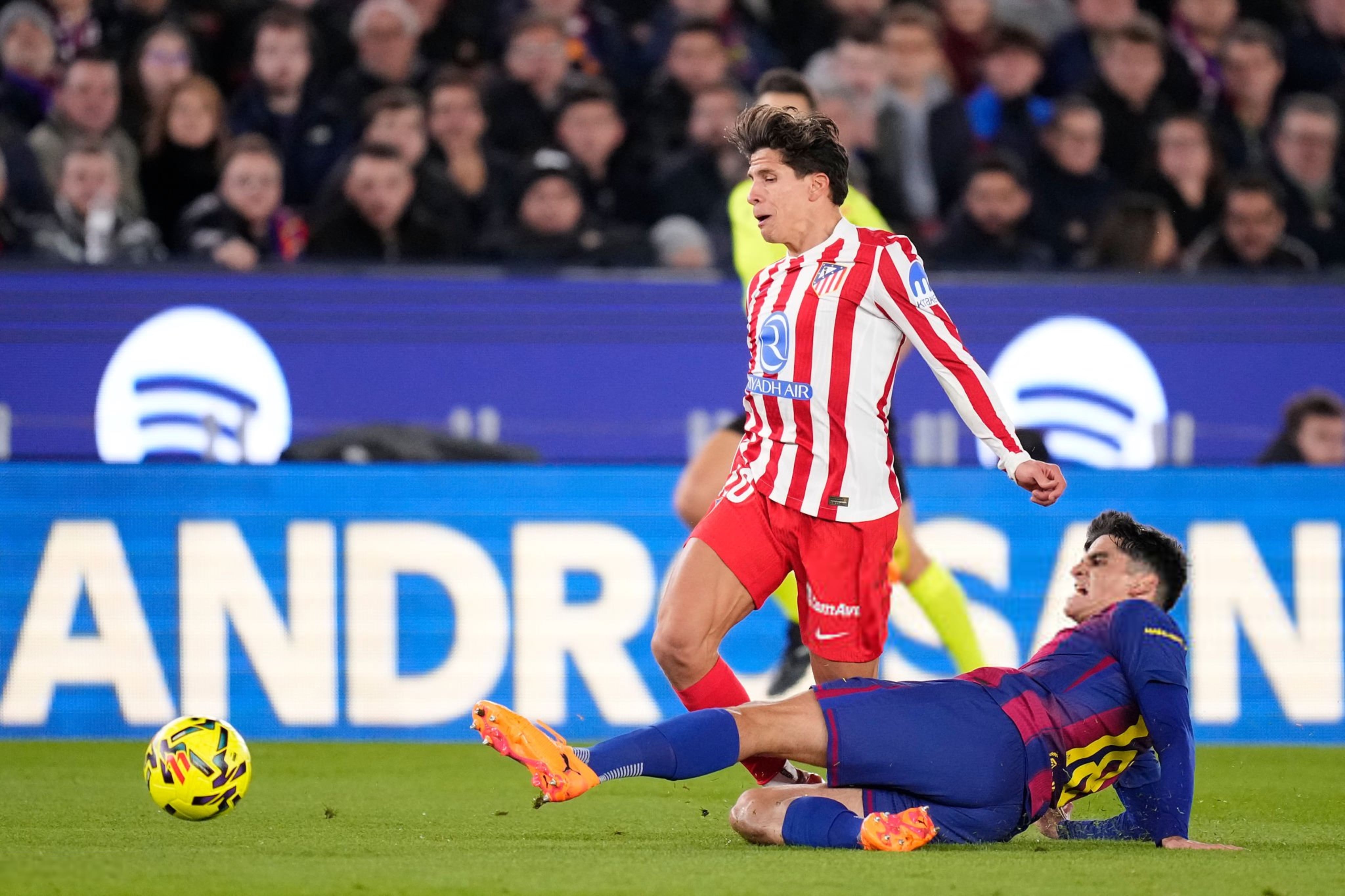 Gerard Martín derriba a Giuliano Simeone durante un ataque del Atlético