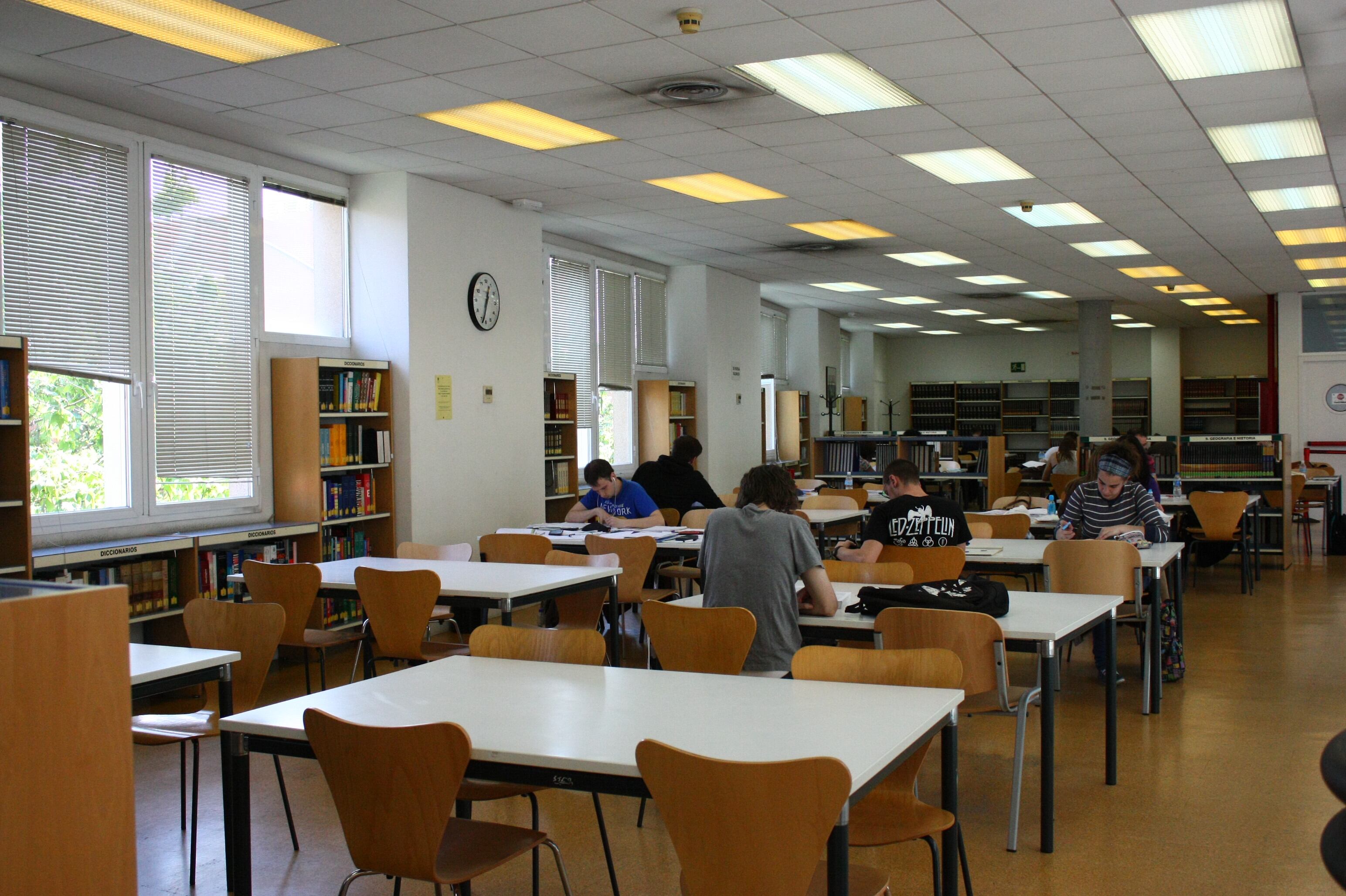 Una de la salas de la Biblioteca Central Almudena Grandes de Móstoles