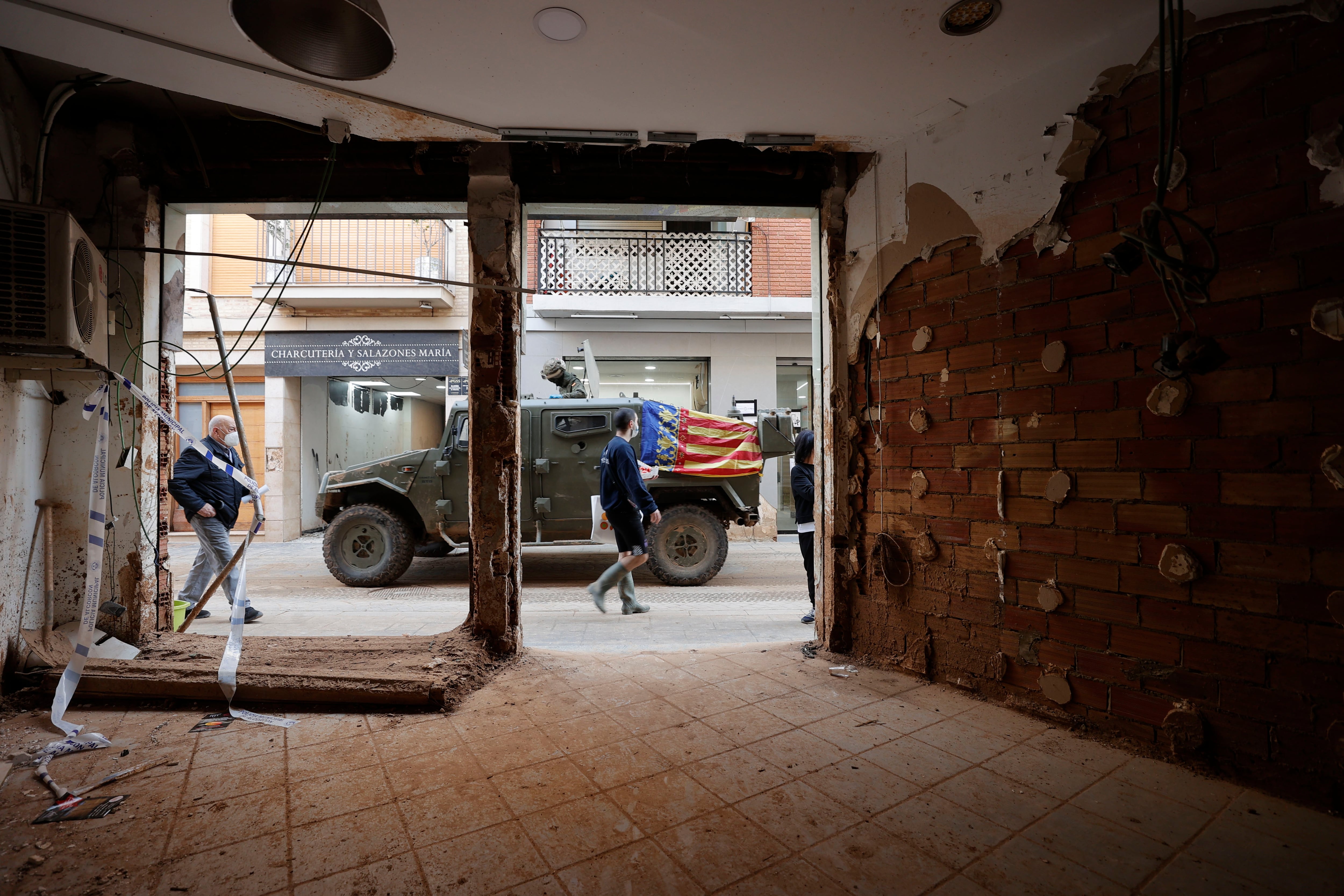 PAIPORTA (VALENCIA), 29/11/2024.- Un comercio cerrado en Paiporta este viernes, un mes después de la DANA que asoló el municipio. Ayuntamiento y otros organismos continúan facilitando de provisiones y productos de primera necesidad a los vecinos, pues aún no hay suficientes comercios locales para dar ese servicio. EFE/ Manuel Bruque
