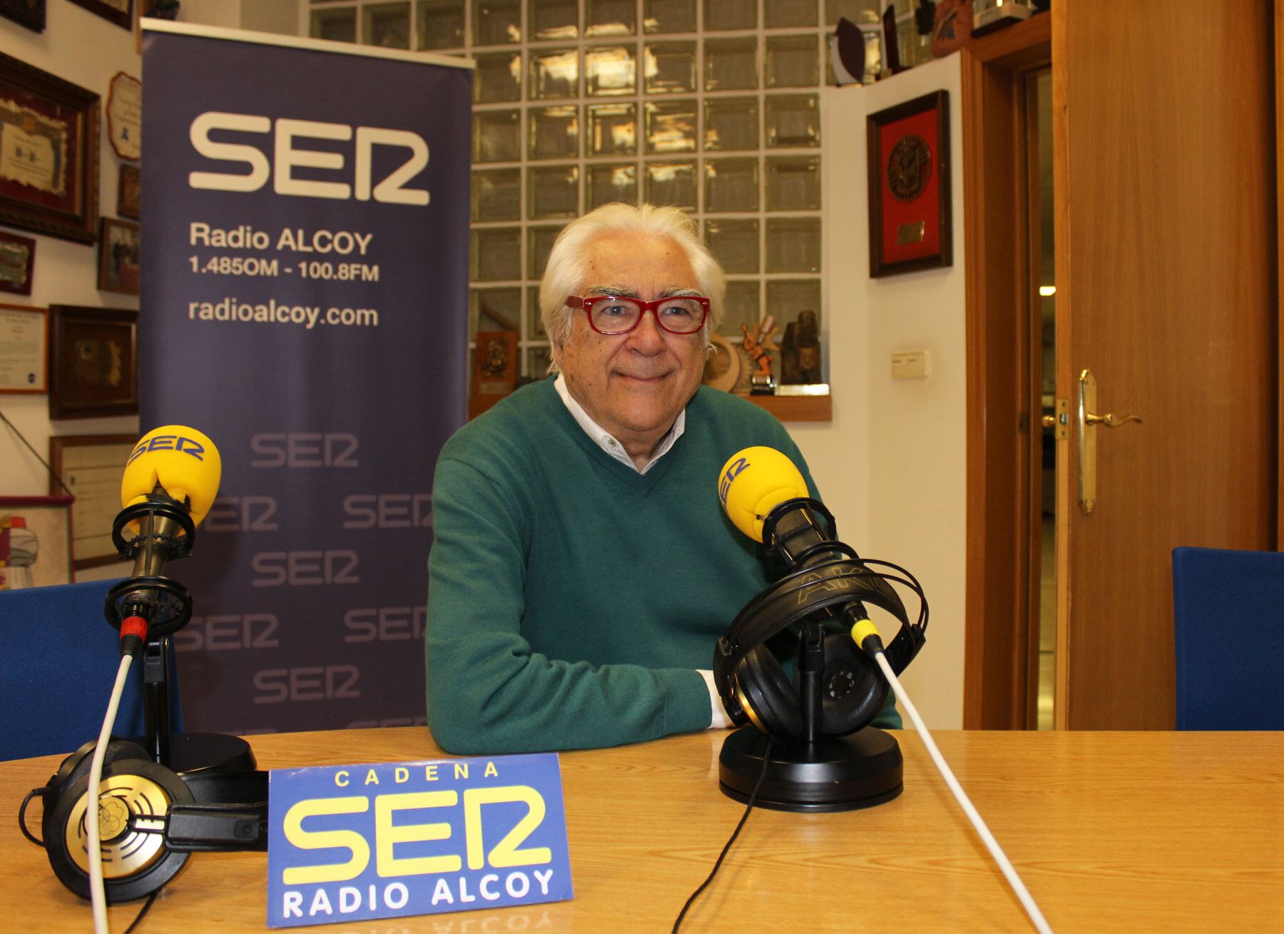 Rafa Conca, en el estudio central de Radio Alcoy