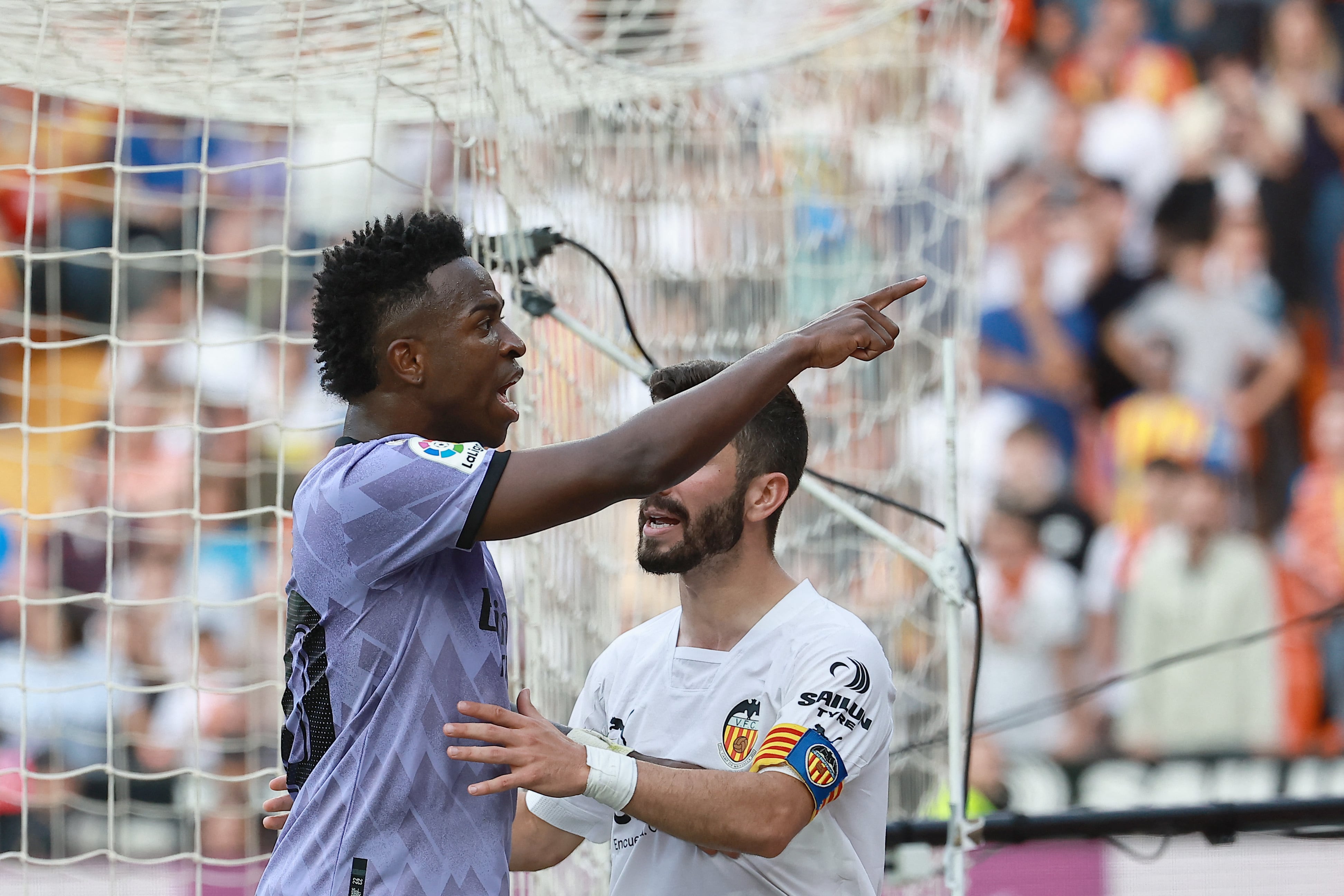 Vinicius señala a los que le insultan en Mestalla.