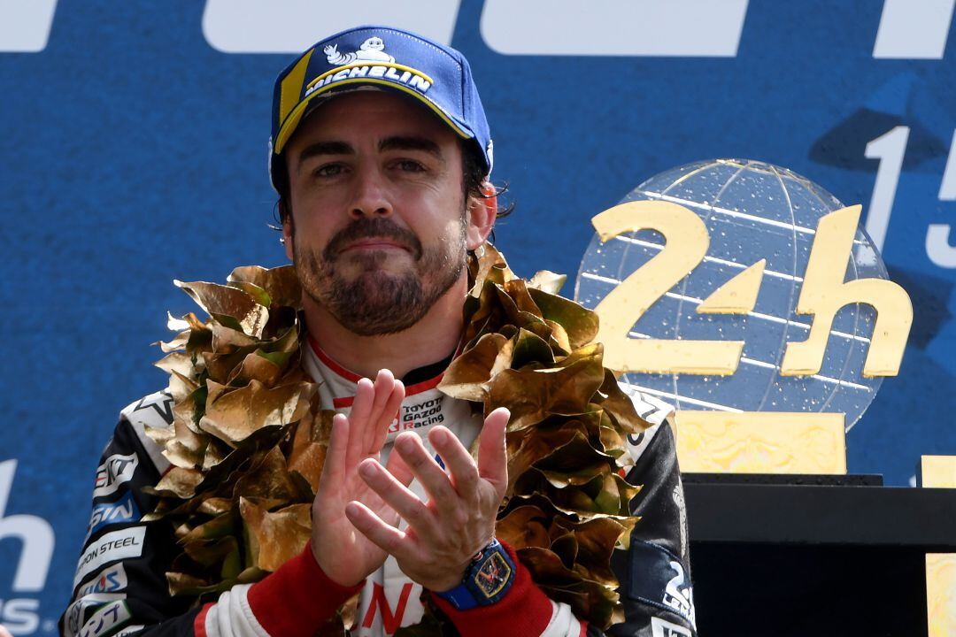 Fernando Alonso celebra su victoria en Le Mans.