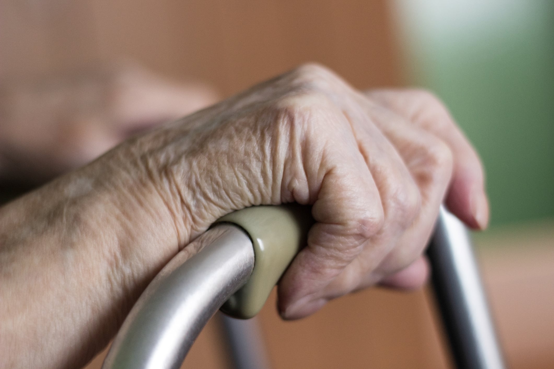 Una mujer anciana sostiene un andador, en una imagen de archivo.