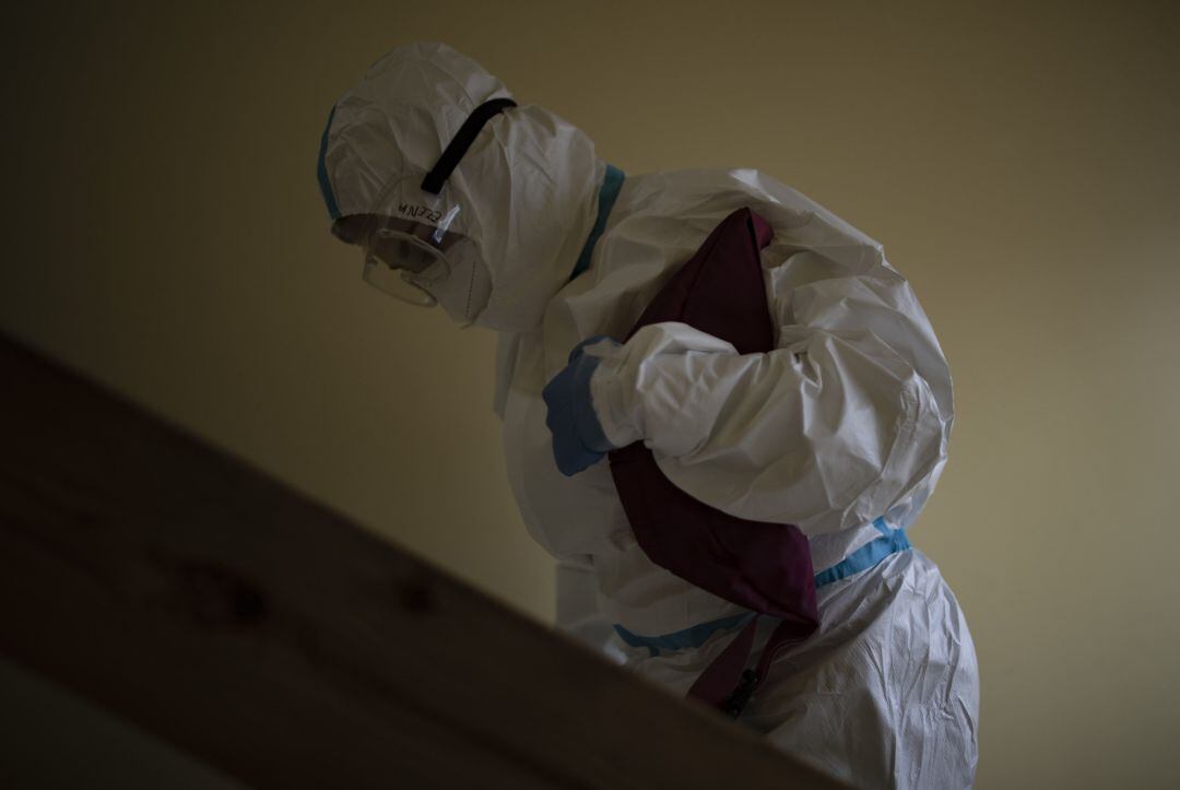 Un trabajador de una UVI móvil del SUMMA 112