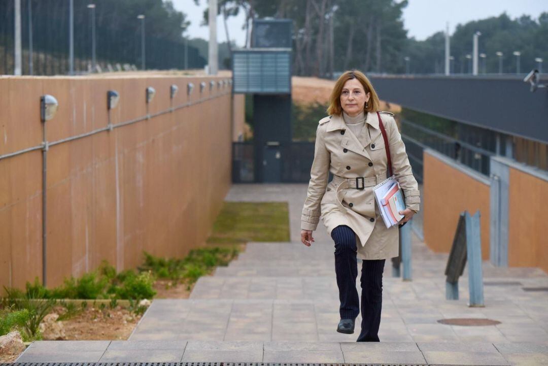 La expresidenta del Parlament Carme Forcadell saliendo de la cárcel de Mas d&#039;Enric, en El Catllar (Tarragona), por primera vez en aplicación del artículo 100.2 del Reglamento Penitenciario, el lunes 17 de febrero de 2020.