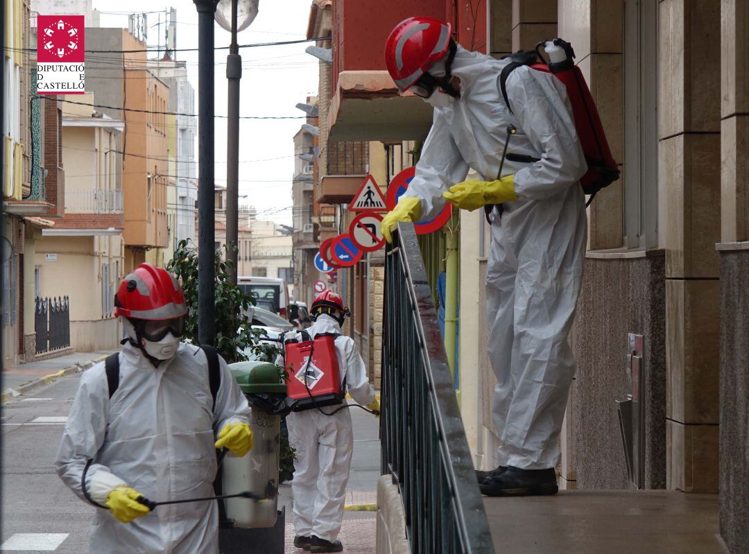 Bomberos del Consorcio Provincial en tareas de desinfección contra la COVID-19