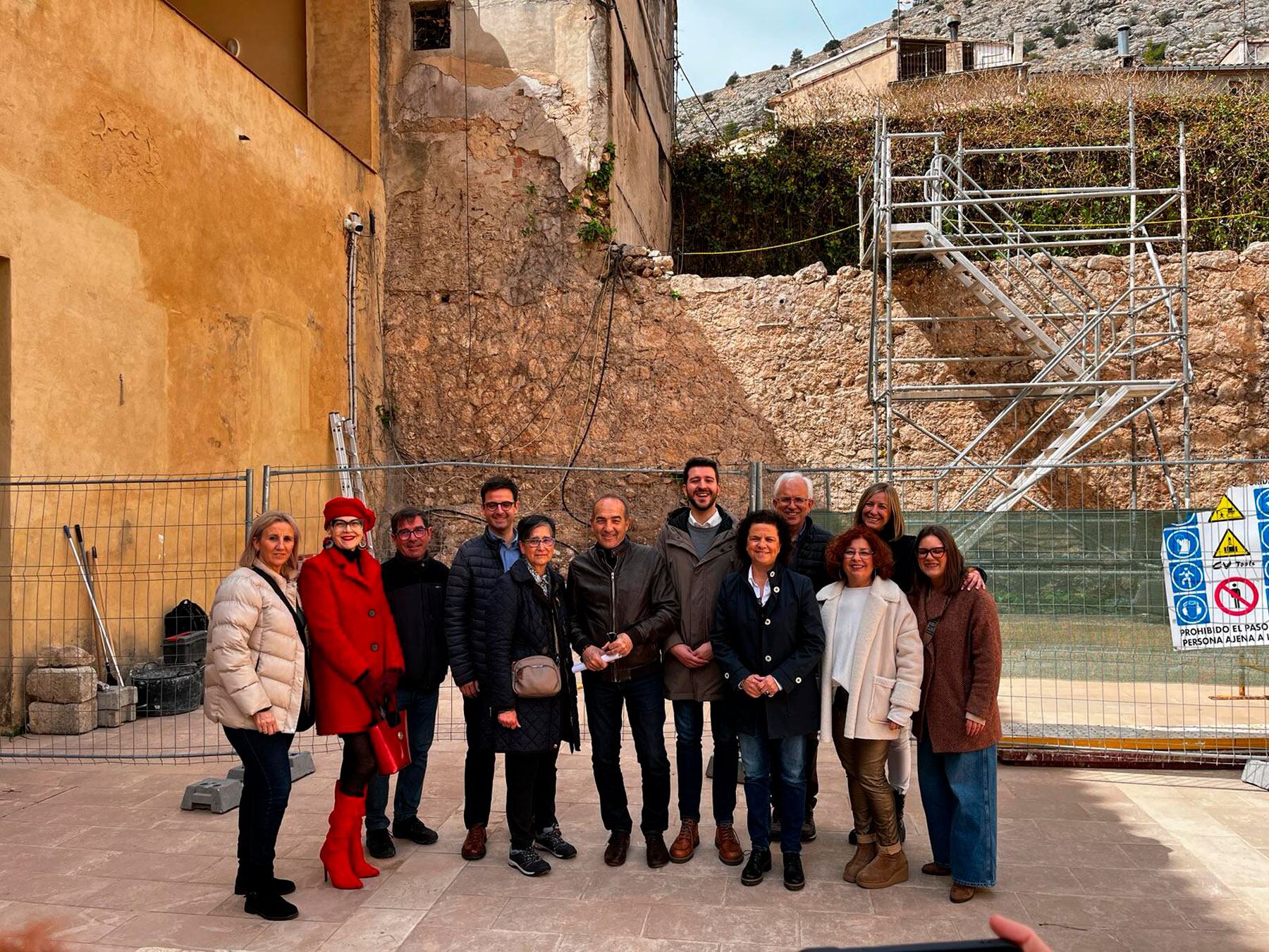 Las autoridades asistentes en el patio del Palau Comtal