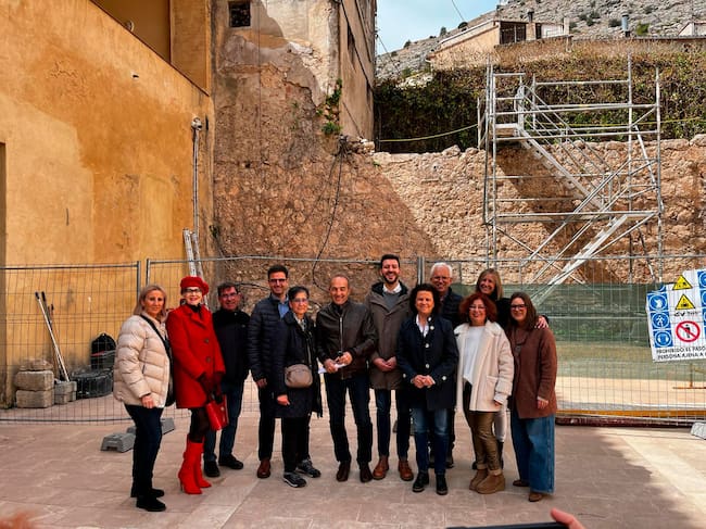 Las autoridades asistentes en el patio del Palau Comtal