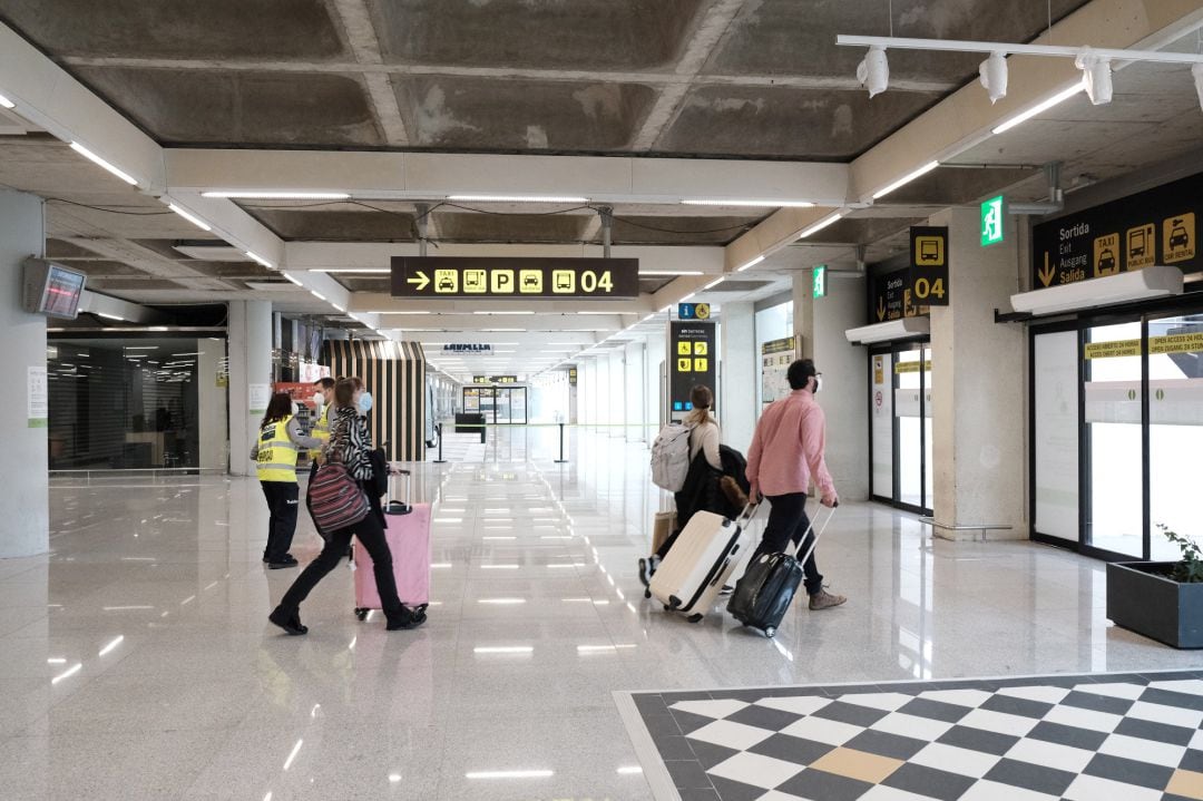 Archivo - Pasajeros en el aeropuerto de Son Sant Joan de Palma.