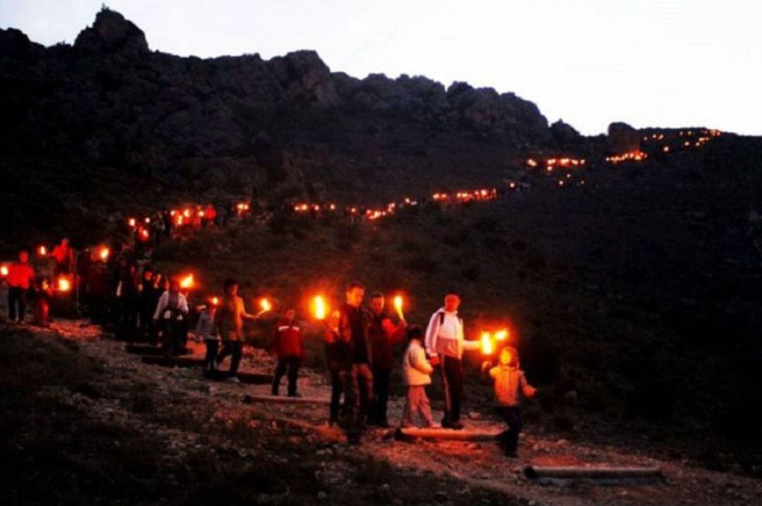 Bajada antorchas monte Bolón, Elda