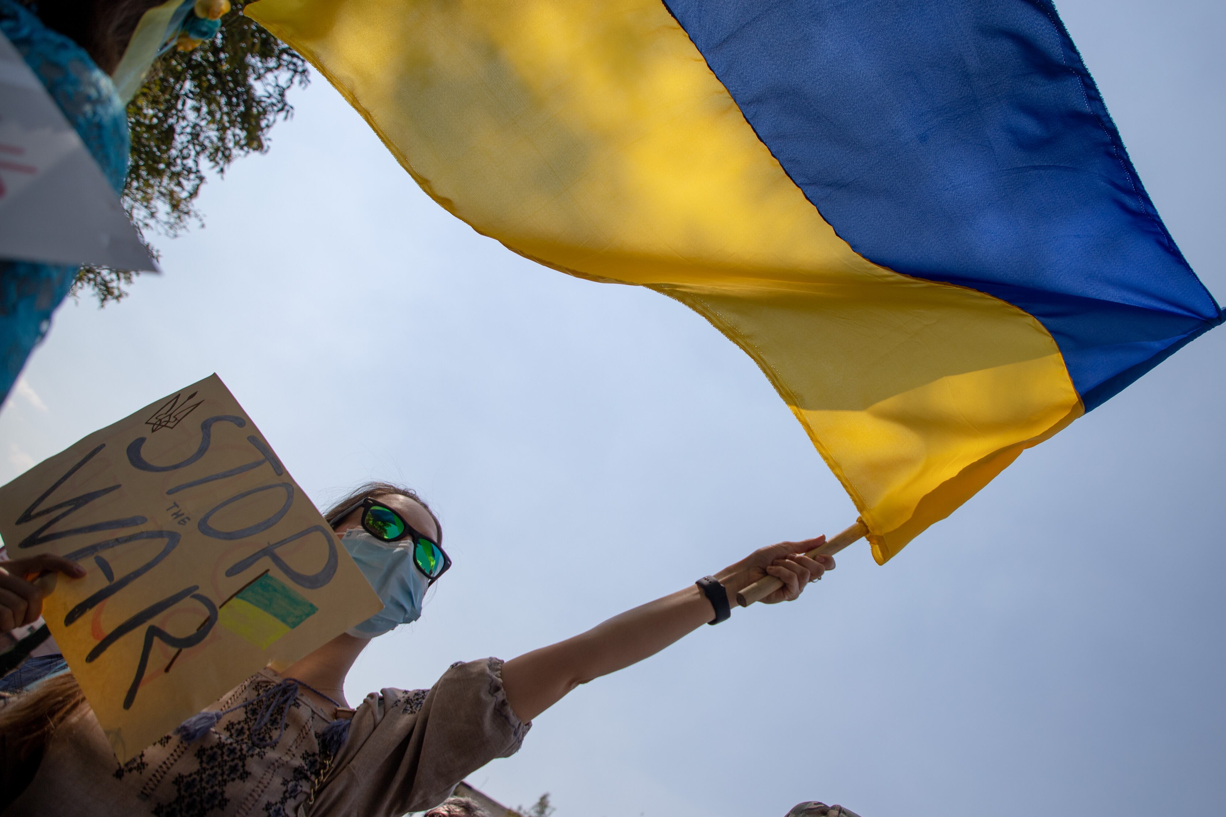 En el document s'inclouen als 27 estats membres de la Unió Europea, els quals han aprovat fortes sancions conta Rússia després de la invasió a Ucraïna el passat 24 de febrer