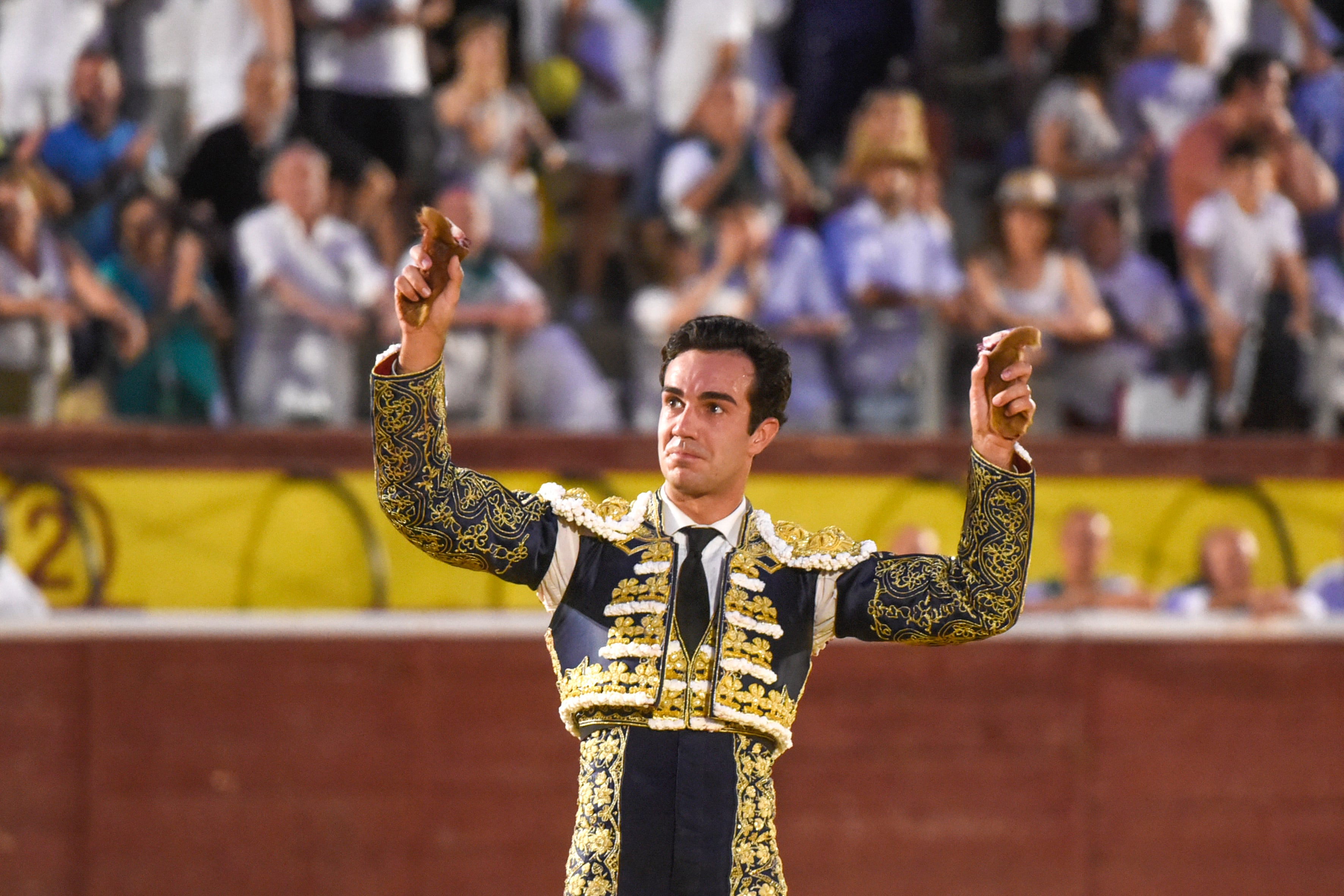 HUESCA, 13/08/2025.- El diestro Tomás Rufo tras cortar dos orejas en el festejo de la Feria de San Lorenzo, este miércoles en la plaza de toros de Huesca. EFE/ Javier Blasco