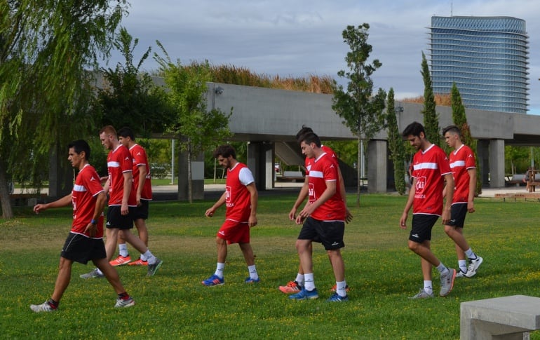 El CAI Zaragoza en uno de los entrenamientos de pretemporada en el Parque del Agua, de Zaragoza