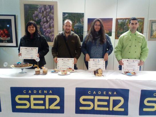 Los ganadores y finalistas posan delante de sus creaciones