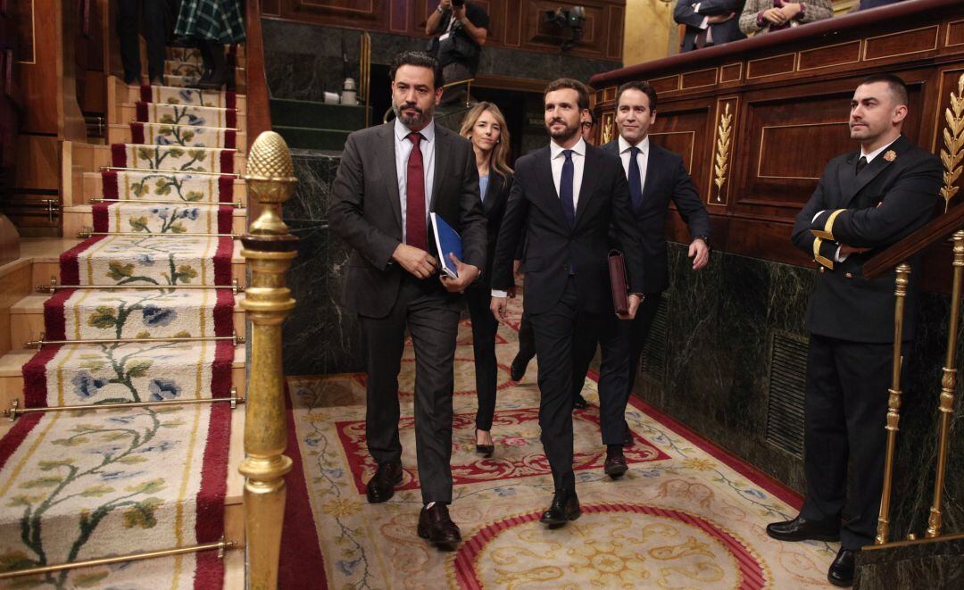 Los diputados del PP Guillermo Mariscal  (i) y Pablo Casado entran al Congreso de los Diputados, seguidos de Cayetana Álvarez de Toledo y Teodoro García Egea