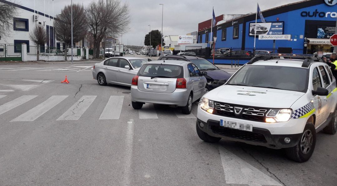 Este es el escenario que dejó la imprudencia de la conductora que se saltó un STOP en el polígono jiennense