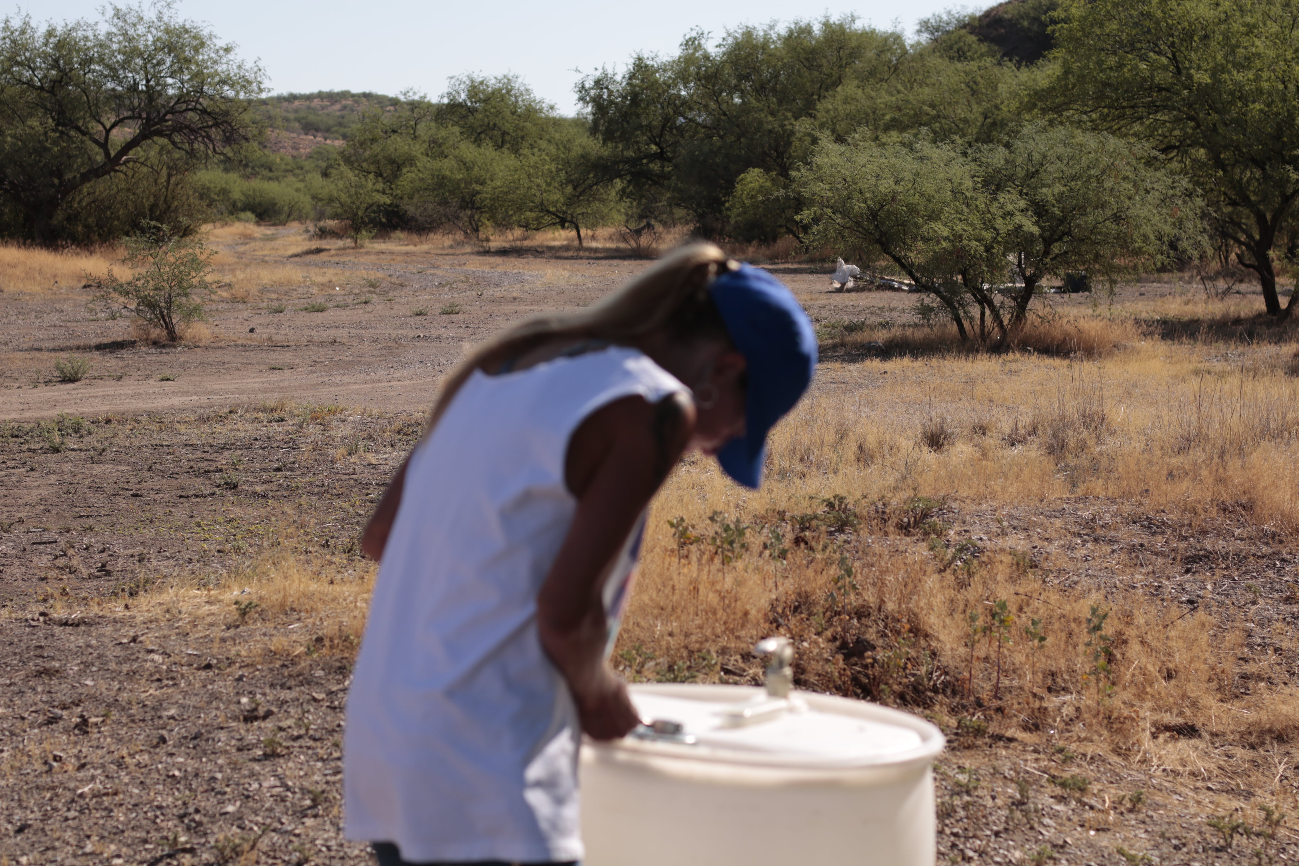 Una de las voluntarias de Humane Borders llena un barril de agua en el desierto de Sonora, en Arizona.