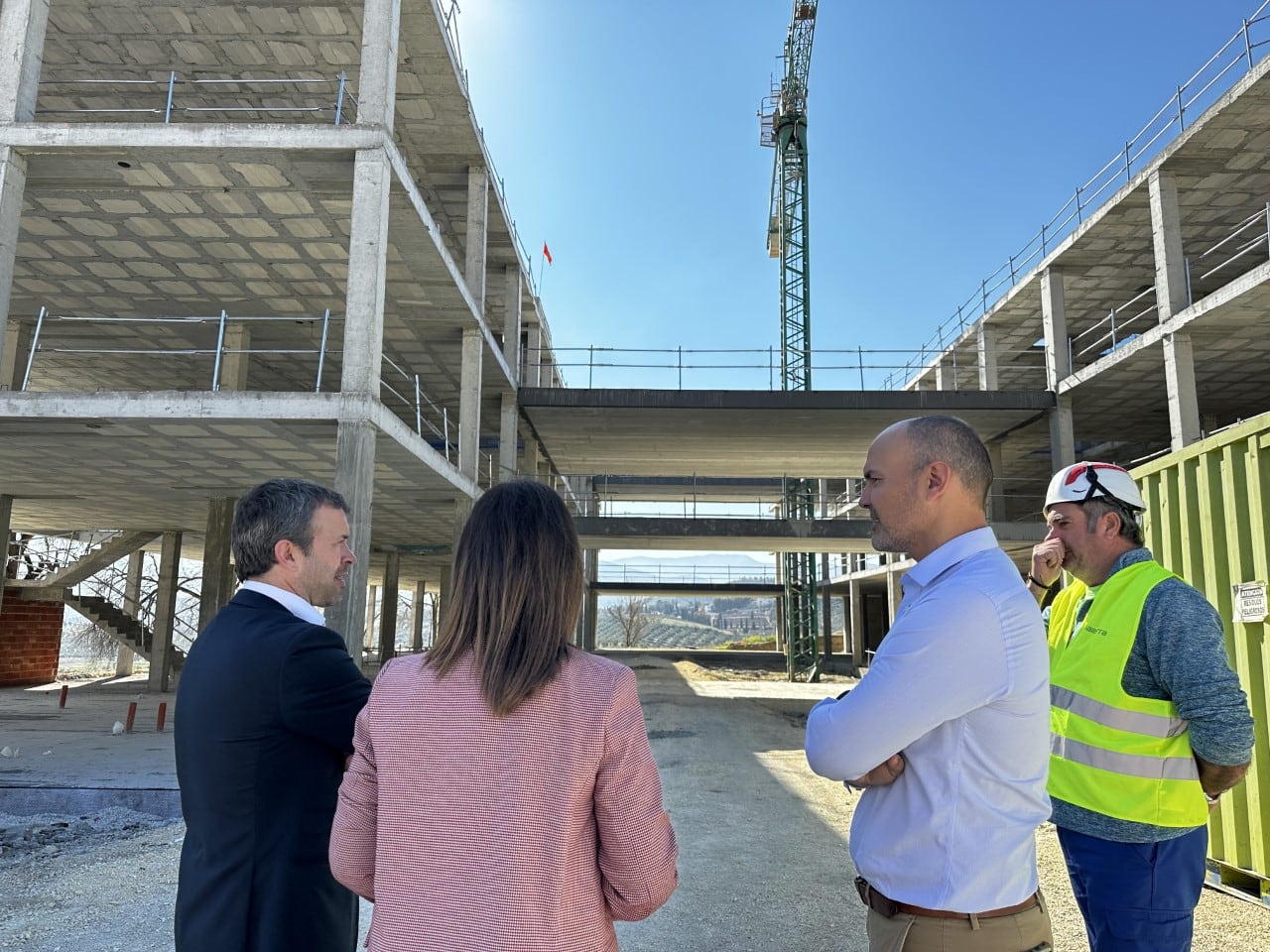 Julio Millán y África Colomo visitan las obras de la futura residencia de personas mayores del Polígono del Valle.