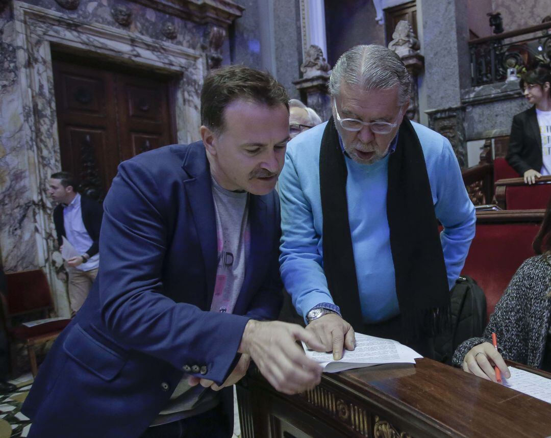 El concejal de Movilidad Sostenible y presidente de la EMT, Giuseppe Grezzi, junto al edil de Hacienda, Ramón Vilar, en el pleno ordinario de diciembre de 2019.