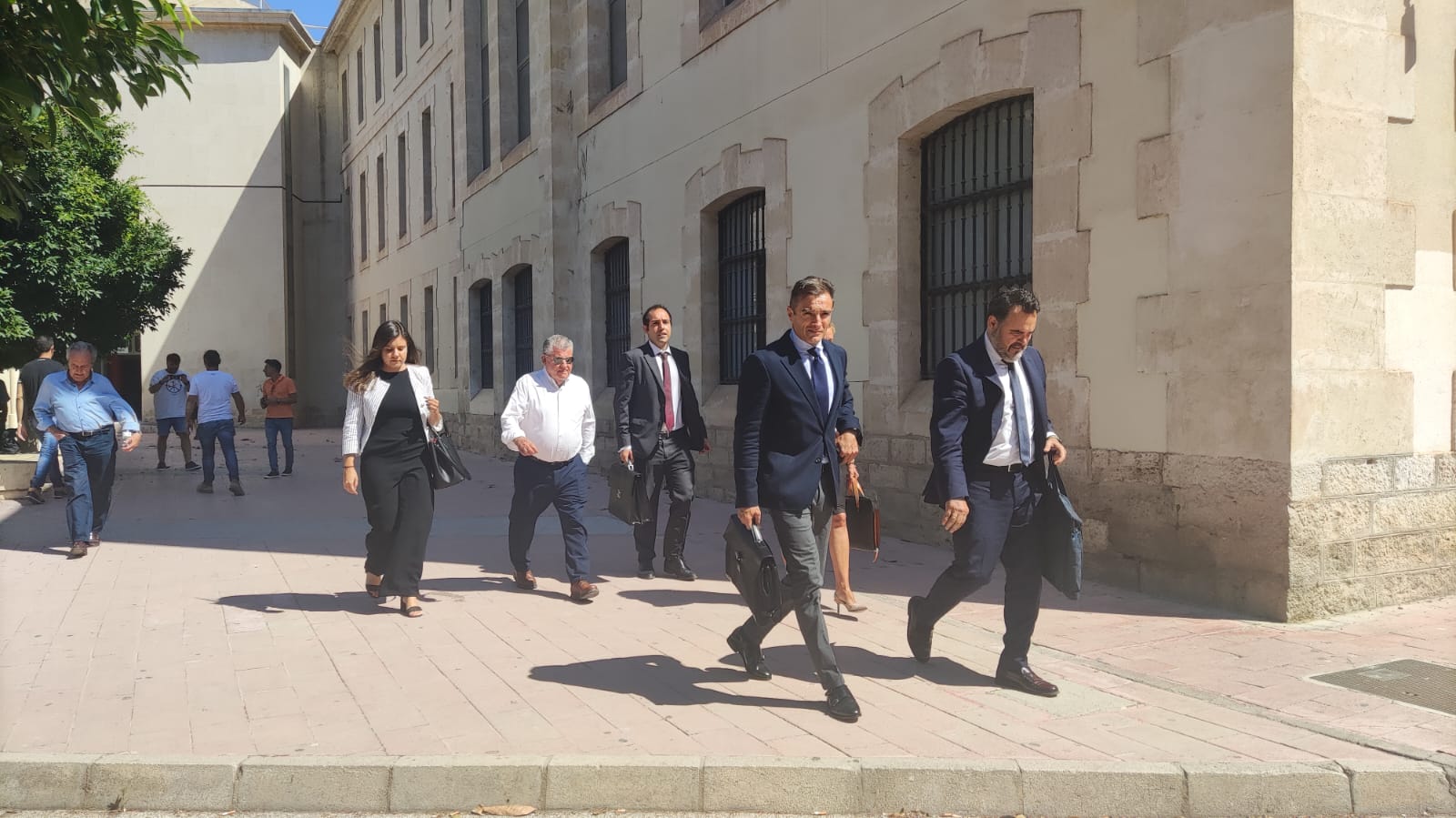 Los investigados del caso Abde saliendo del juzgado con el presidente herculano a la cabeza, Carlos Parodi