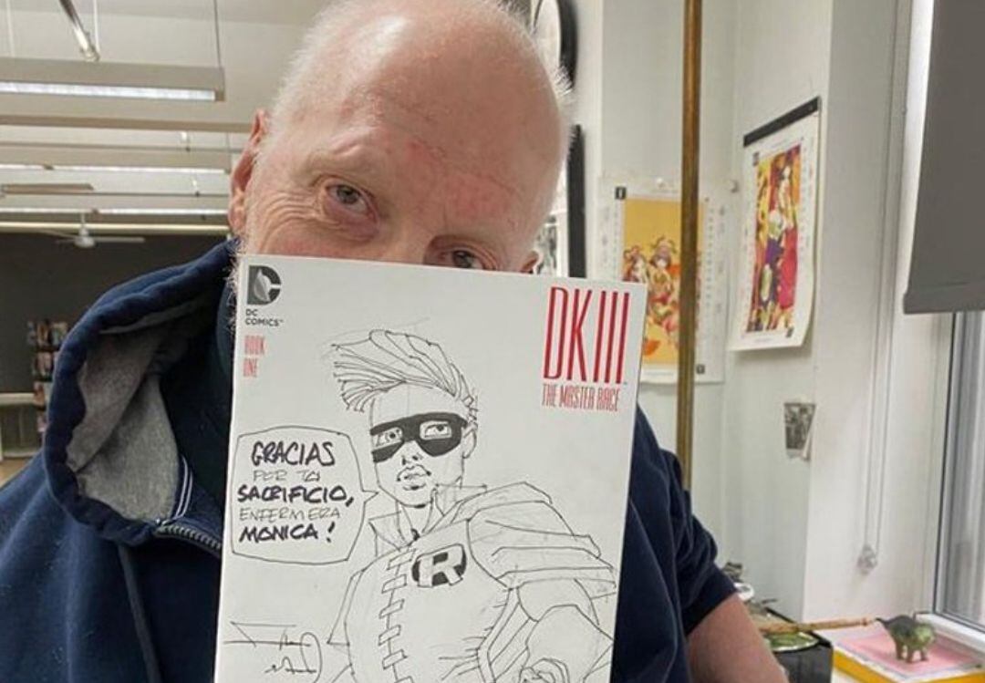 Fotografía de Frank Miller mostrando el dibujo dedicado a una enfermera de Getafe