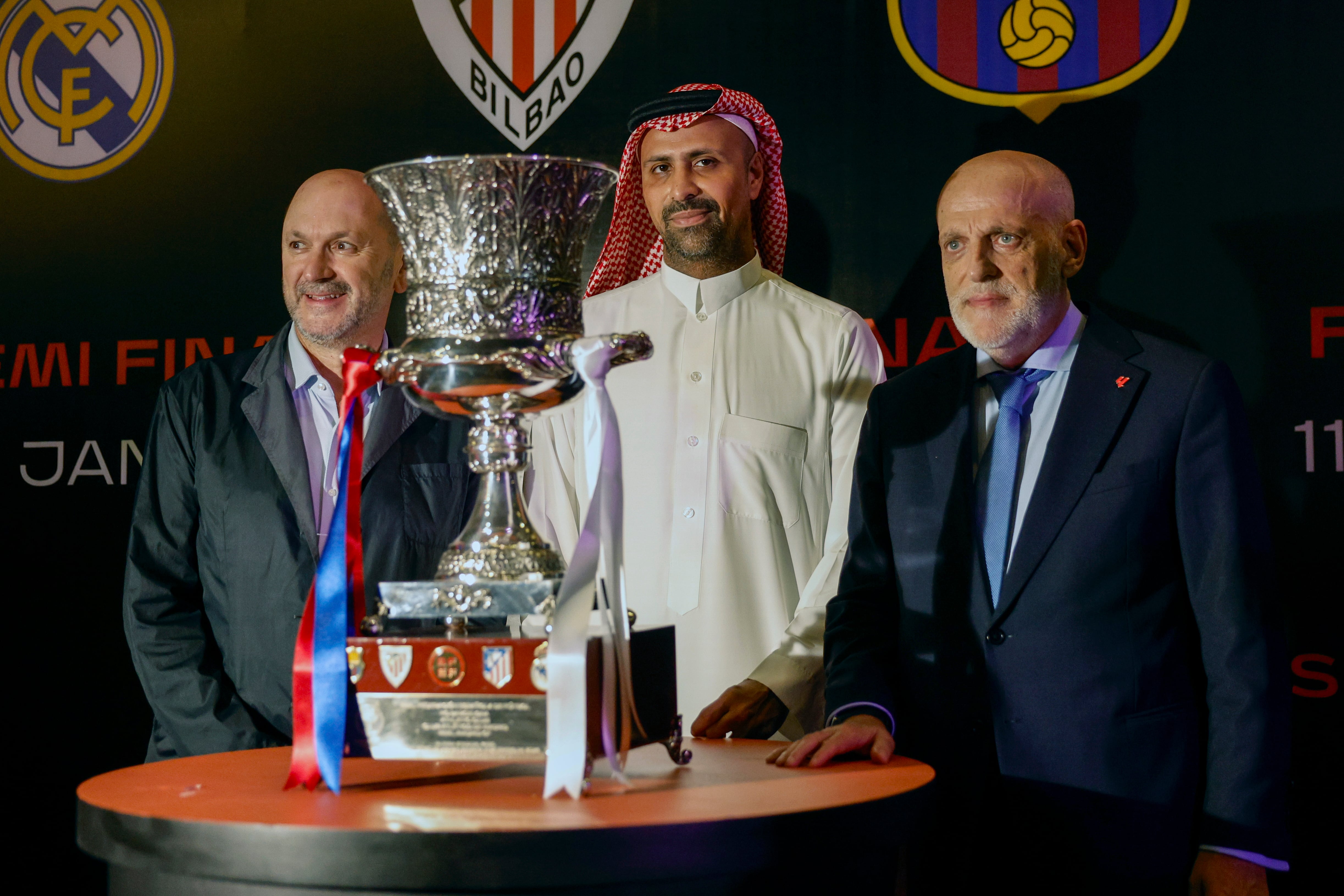 Rafael Louzán, presidente de la RFEF, y Javier Tebas, presidente de LaLiga, en la Fan Zone de la Supercopa