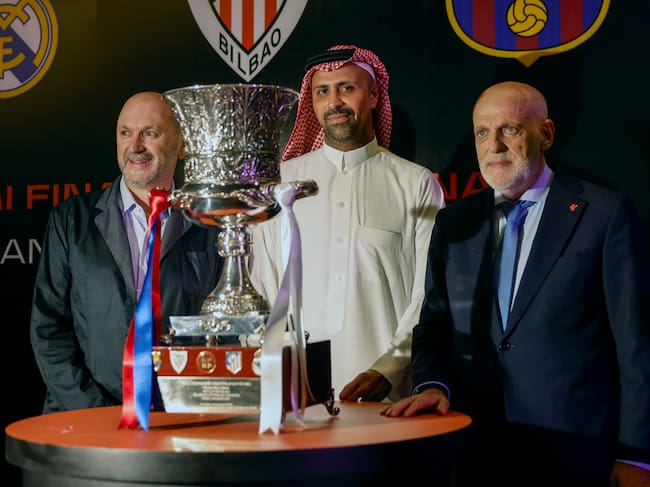 Rafael Louzán, presidente de la RFEF, y Javier Tebas, presidente de LaLiga, en la Fan Zone de la Supercopa