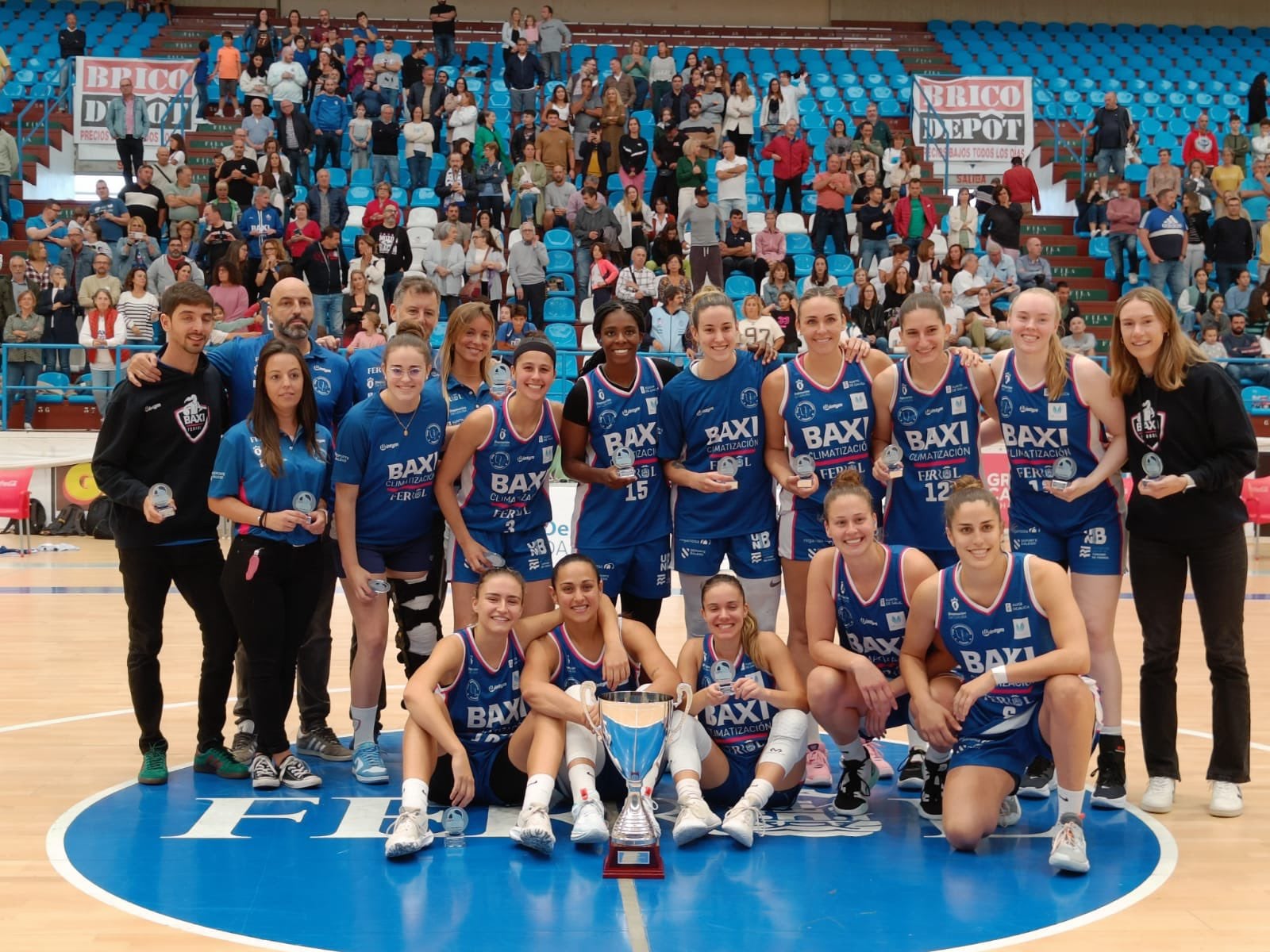 Jugadoras y cuerpo técnico del Baxi, tras ganar la final de este domingo