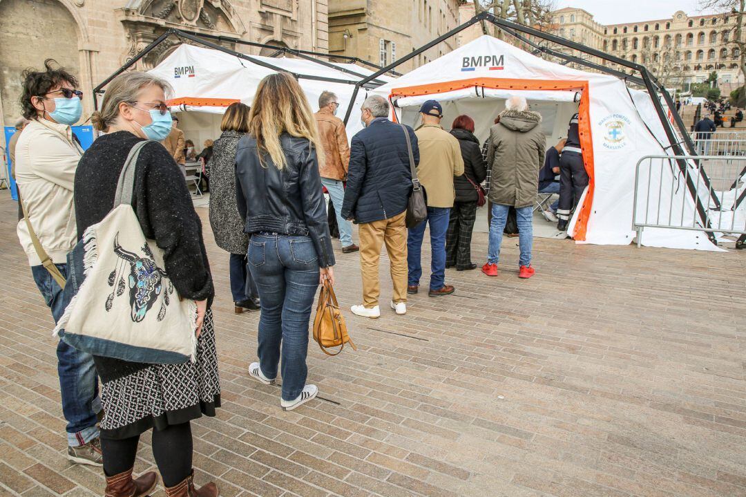 Centro de vacunación en Marsella, Francia.